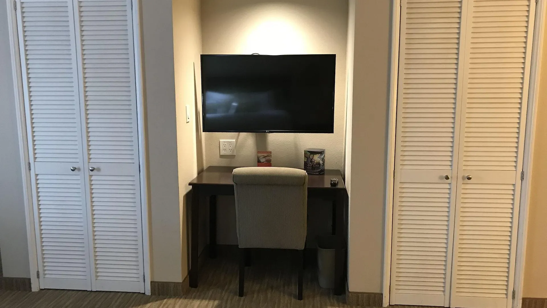 Coast Burbank Hotel 3*,  United States